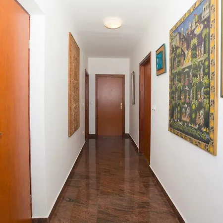 Mihic Apartment